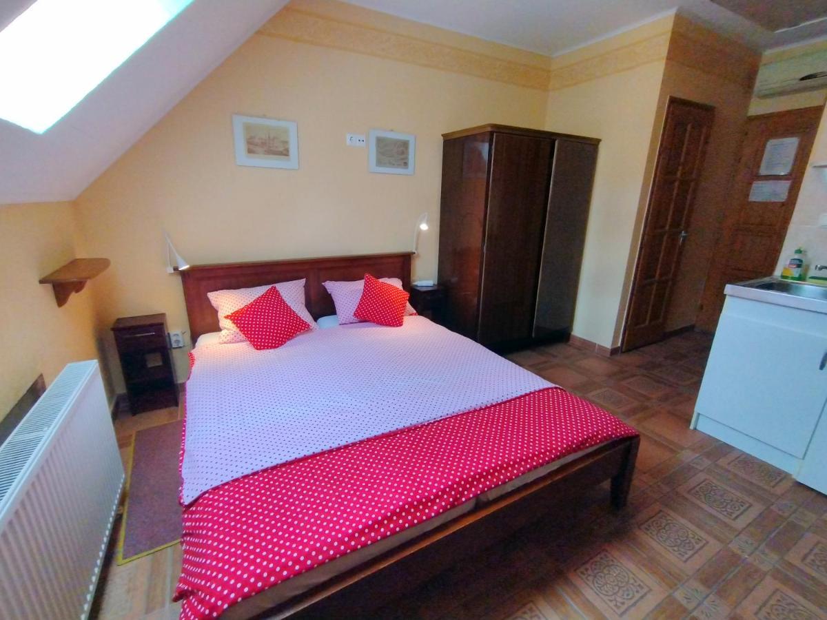 Burg Apartman Gyula Exterior photo